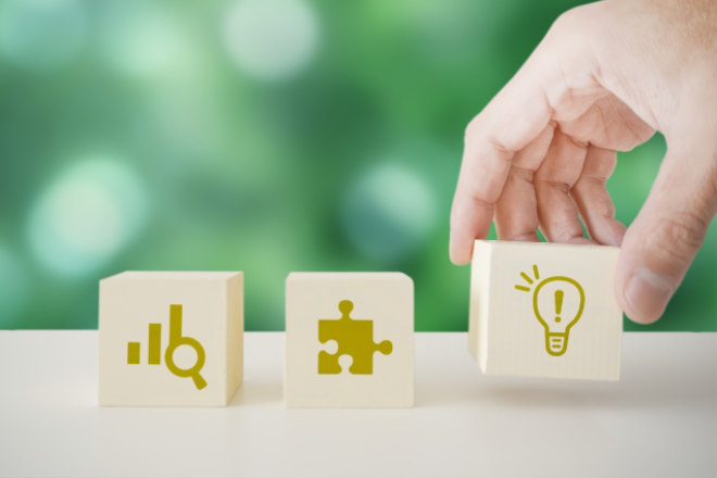 ノートにカレンダーの紙を貼り付け、日記を書くデスクの風景